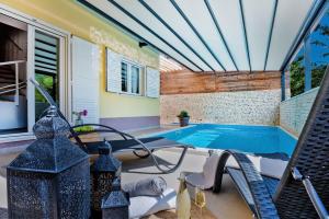 Luxury Villa LeLu with heated saltwater pool, parking, high speed Internet, BBQ,