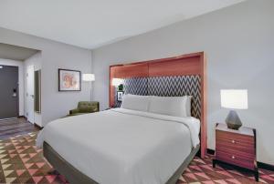 Standard King Room with Mobility Accessible Tub room in Holiday Inn - Erie an IHG Hotel