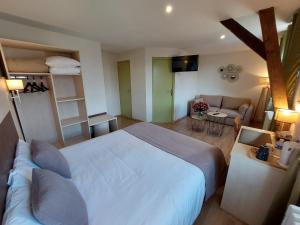 Hotels Logis Loire Hotel - Les Cocottes : photos des chambres