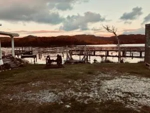 The Artists Cottage - absolute waterfront - Queenstown