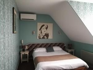 Hotels Contact Hotel du Relais Thouars : Chambre Triple