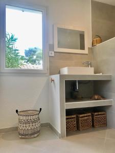 La plage, calme et jardin