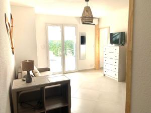 La plage, calme et jardin