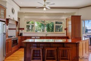 Federation home in town, close to lake & shops