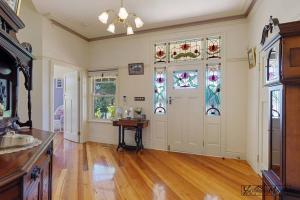 Federation home in town, close to lake & shops