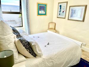 Studio on the Hill with Inverter & Water tanks