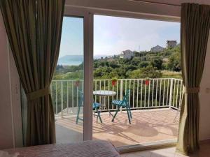 Lovely split level apartment with sea view, pool, free parking and WiFi