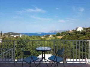 Lovely split level apartment with sea view, pool, free parking and WiFi