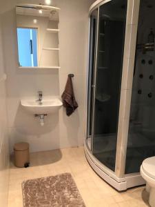 Modern one bedroom flat with sunset views, self check-in