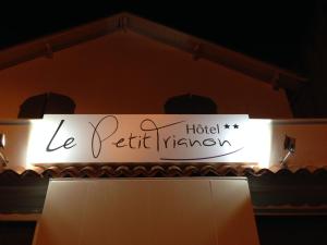 Hotels Logis Le Petit Trianon : photos des chambres