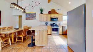 Three-Bedroom Apartment room in Moab Adventure ~ V3