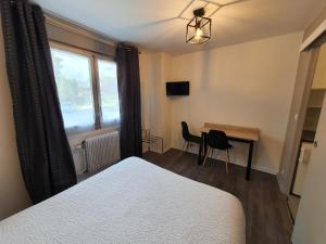 Hotels HOTEL DU GRAND LAC : photos des chambres