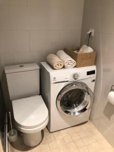 Modern one bedroom flat with sunset views, self check-in