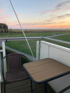 Modern one bedroom flat with sunset views, self check-in