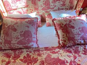 B&B / Chambres d'hotes Demeure Saint Louis Historic manor, City 700m, parking,A C,Clim,WIFI, heated pool, city view : photos des chambres