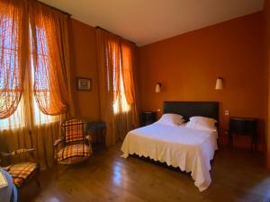 B&B / Chambres d'hotes Demeure Saint Louis Historic manor, City 700m, parking,A C,Clim,WIFI, heated pool, city view : photos des chambres