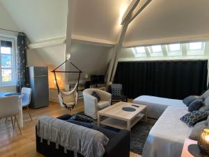 B&B / Chambres d'hotes Demeure Saint Louis, Cite 10mn a pieds, PARKING Prive, BORNES 7,2 KW, AC, FULL WIFI : photos des chambres