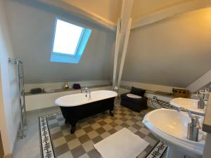 B&B / Chambres d'hotes Demeure Saint Louis Historic manor, City 700m, parking,A C,Clim,WIFI, heated pool, city view : photos des chambres