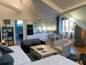 B&B / Chambres d'hotes Demeure Saint Louis, Cite 10mn a pieds, PARKING Prive, BORNES 7,2 KW, AC, FULL WIFI : photos des chambres