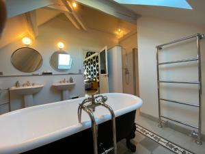 B&B / Chambres d'hotes Demeure Saint Louis Historic manor, City 700m, parking,A C,Clim,WIFI, heated pool, city view : photos des chambres