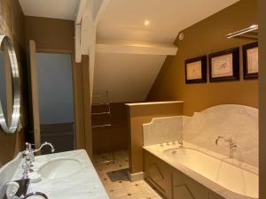 B&B / Chambres d'hotes Demeure Saint Louis Historic manor, City 700m, parking,A C,Clim,WIFI, heated pool, city view : photos des chambres