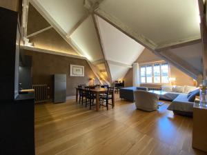 B&B / Chambres d'hotes Demeure Saint Louis Historic manor, City 700m, parking,A C,Clim,WIFI, heated pool, city view : photos des chambres