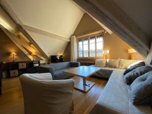 B&B / Chambres d'hotes Demeure Saint Louis Historic manor, City 700m, parking,A C,Clim,WIFI, heated pool, city view : photos des chambres