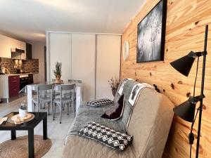Appartements T2 ensoleille. Terrasse, jardin commun, vue, parking. : photos des chambres