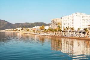 Beachfront hotel, 
Marmaris, Turkey.
The photo picture quality can be
variable. We apologize if the
quality is of an unacceptable
level.