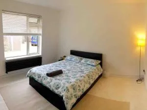 Double Bedroom, Kings Lynn, New Renovated Bathroom - 萨顿布里奇