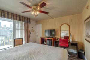 Classic Room, 1 King Bed room in The Wharf Inn