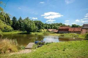 Mill Cottage set beside a Mill pond in a 70 acre Nature Reserve Bliss - 利文赫斯