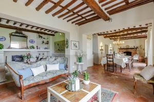 Melograno Farmhouse, ROMANTIC FARMHOUSE VILLA WITH PRIVATE INFINITY POOL AND GREAT VIEWS IN LUCCA