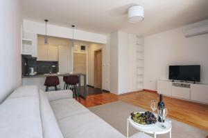 Status-M Apartments 102