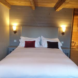 Hotels Hotel La Ferme du Chozal, Chalet de tradition : photos des chambres