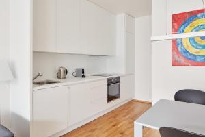 Prague Days - Spacious Apartment with Balcony by the Vltava river in Karlin