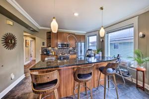 Unique Kansas City Apt Walk to KC Streetcar Stop!