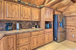 Deck and Grill Rustic-Mod Show Low Cabin