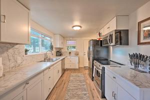2-Acre Farmhouse in Redmond w Deck & Grill!