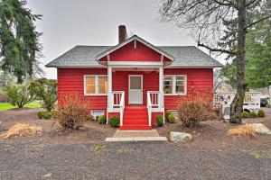 2-Acre Farmhouse in Redmond w Deck & Grill!
