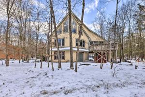Family-Friendly Poconos Chalet with Fireplace