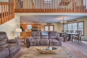 Family-Friendly Poconos Chalet with Fireplace