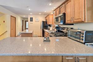 Family-Friendly Poconos Chalet with Fireplace