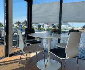 Welcome in - Houseboat Earrebarre aan het Sneekermeer met dakterras, prachtig uitzicht