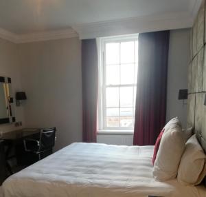 Double Room with Sea View room in Cliff Hotel