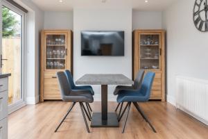 51 Main Avenue Luxurious Modern York House with Garden & Parking Pass the Keys