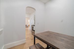 Plush 2-bed apt in Riverside Heights!