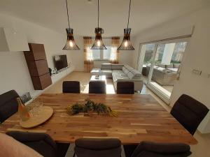 Holiday House emjalemi