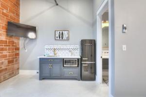 The Palms Coastal Chic Suite Near Cruise Port Beach and Downtown with Free Bikes