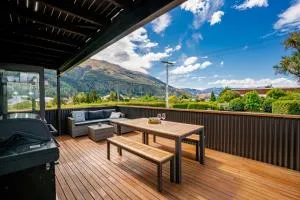Views on Parry - Lake Hāwea Holiday Home - Lago Hawea